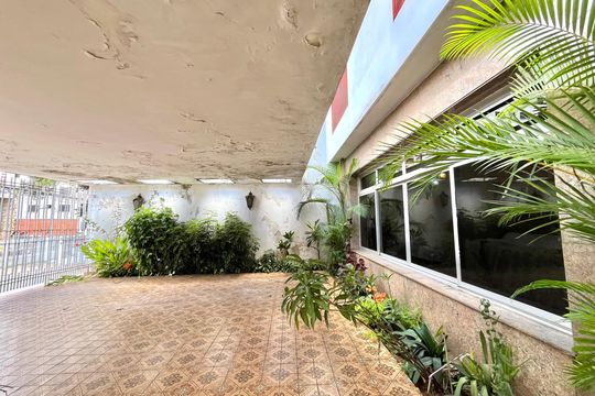 Garagem de casa à venda com 5 quartos, 250m² em Vila Alexandria, São Paulo