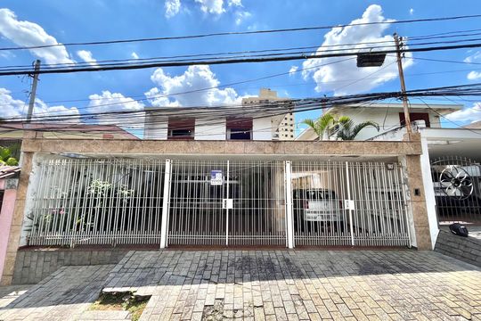 Fachada de casa à venda com 5 quartos, 250m² em Vila Alexandria, São Paulo