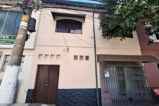 Fachada de casa à venda com 2 quartos, 118m² em Centro, Santo André