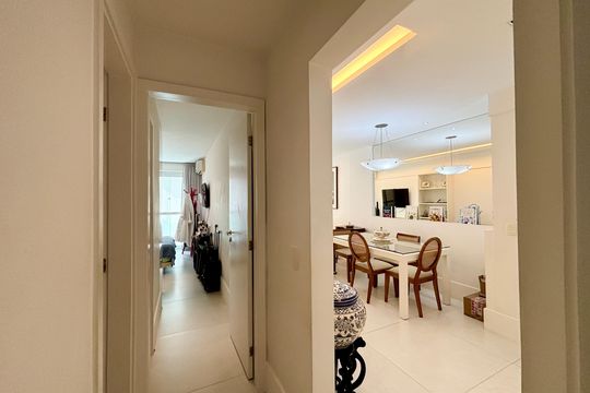 Banheiro social - corredor de acesso de apartamento à venda com 2 quartos, 90m² em Botafogo, Rio de Janeiro