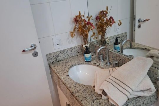 Banheiro de apartamento para alugar com 2 quartos, 73m² em Barra da Tijuca, Rio de Janeiro