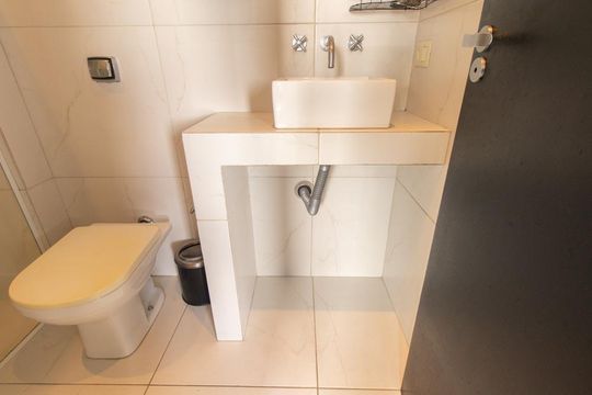 Banheiro da Suite de apartamento para alugar com 1 quarto, 60m² em Novo Mundo, Curitiba
