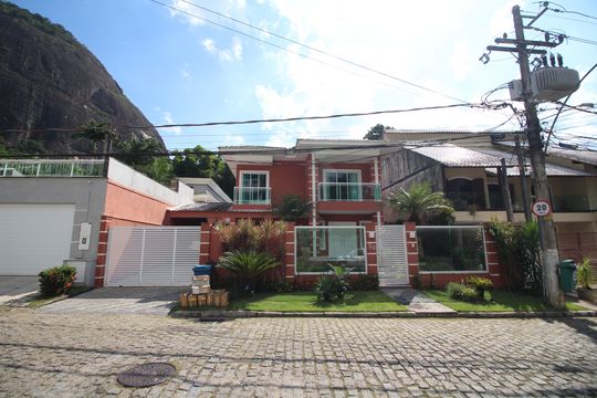 Fachada de casa de condomínio à venda com 4 quartos, 600m² em Jacarepaguá, Rio de Janeiro