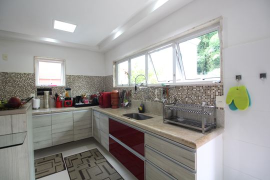 Cozinha de casa de condomínio à venda com 4 quartos, 600m² em Jacarepaguá, Rio de Janeiro