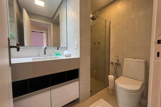 Banheiro de apartamento à venda com 3 quartos, 160m² em Cambuí, Campinas