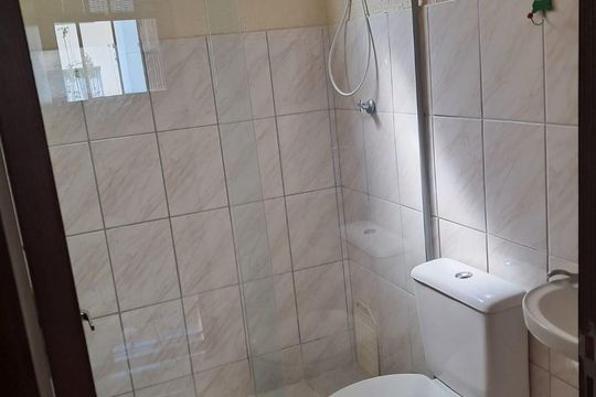 Banheiro de apartamento para alugar com 2 quartos, 70m² em Santa Cruz, Rio de Janeiro