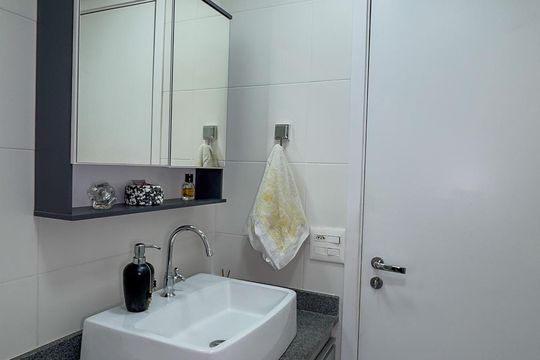 Banheiro de apartamento à venda com 1 quarto, 43m² em Santo Amaro, São Paulo