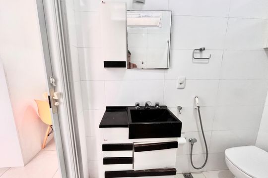 Banheiro de apartamento à venda com 1 quarto, 28m² em Ipanema, Rio de Janeiro