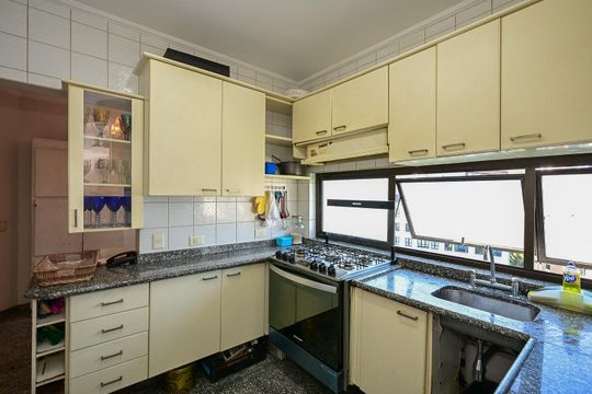 Cozinha de apartamento à venda com 4 quartos, 300m² em Vila Suzana, São Paulo