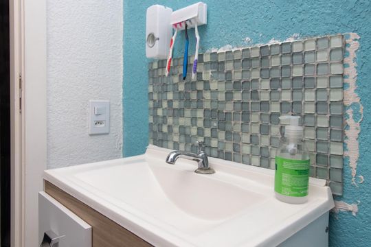 Banheiro de apartamento para alugar com 2 quartos, 42m² em Cavalhada, Porto Alegre