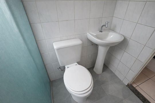 Banheiro de apartamento à venda com 2 quartos, 52m² em Vila Ivone, São Paulo
