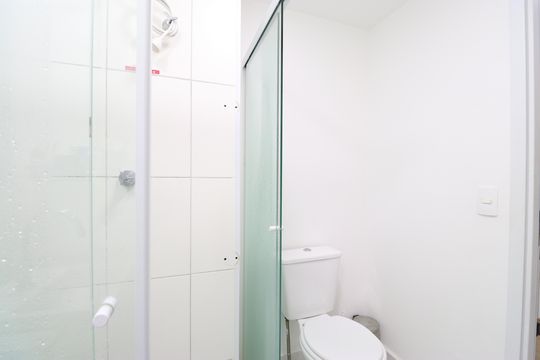 Banheiro de kitnet/studio à venda com 1 quarto, 27m² em Pompeia, São Paulo