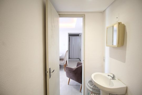 Banheiro de apartamento à venda com 1 quarto, 45m² em Humaitá, Porto Alegre