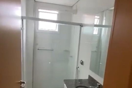 Banheiro de apartamento para alugar com 1 quarto, 46m² em Centro, Uberlândia