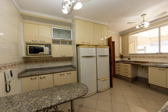 Cozinha de casa de condomínio à venda com 5 quartos, 682m² em Alphaville Residencial Um, Barueri