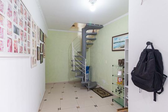 Corredor de casa para alugar com 3 quartos, 247m² em Km 18, Osasco