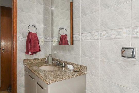 Banheiro Social de apartamento à venda com 3 quartos, 105m² em Jardim Lindóia, Porto Alegre
