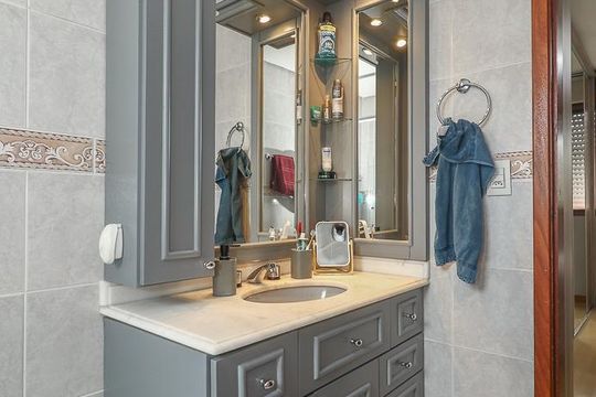 Banheiro da Suíte de apartamento à venda com 3 quartos, 105m² em Jardim Lindóia, Porto Alegre