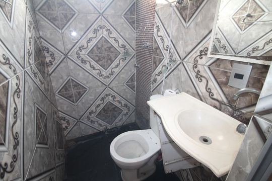 Banheiro de apartamento à venda com 2 quartos, 45m² em Jardim Riacho das Pedras, Contagem