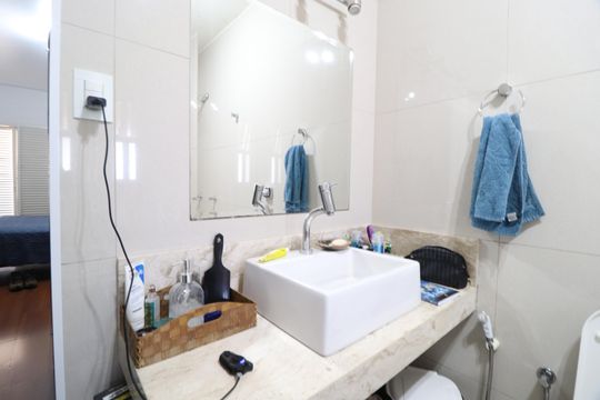 Banheiro do Quarto 4 de casa para alugar com 6 quartos, 700m² em Tabajaras, Uberlândia