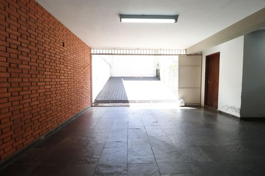 Garagem de casa para alugar com 6 quartos, 700m² em Tabajaras, Uberlândia
