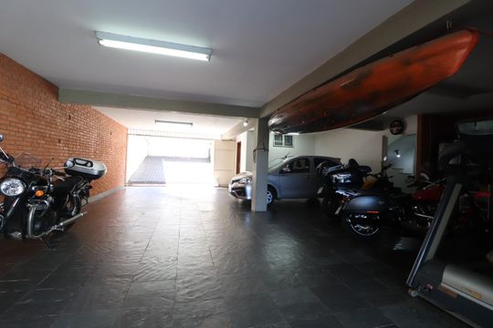 Garagem de casa para alugar com 6 quartos, 700m² em Tabajaras, Uberlândia