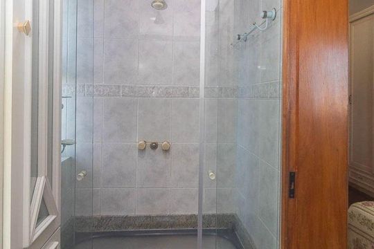 Banheiro 1 de apartamento para alugar com 2 quartos, 169m² em São João, Porto Alegre