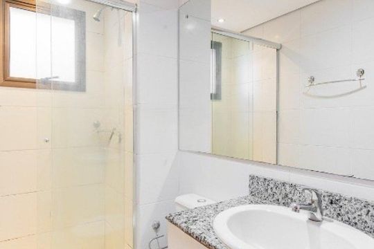 Banheiro 1 de apartamento para alugar com 3 quartos, 90m² em Petrópolis, Porto Alegre