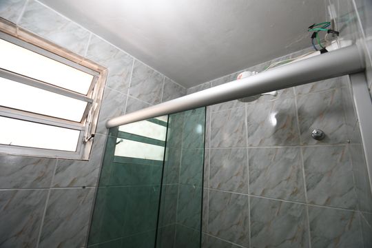 Banheiro de kitnet/studio para alugar com 1 quarto, 30m² em Cidade Universitária, Campinas