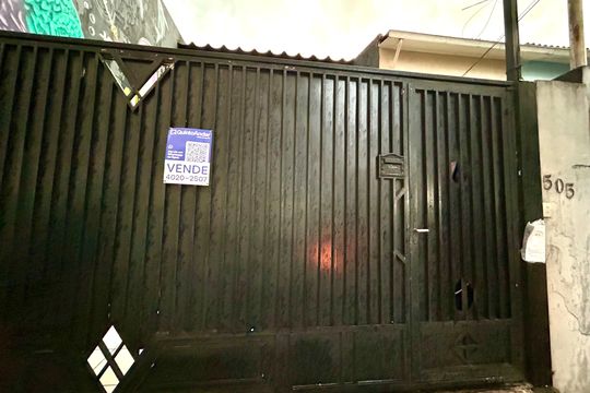 Placa instalada na fachada do imóvel de casa à venda com 3 quartos, 132m² em Macedo, Guarulhos