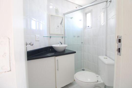 Banheiro da suíte de apartamento à venda com 3 quartos, 73m² em Vila Isa, São Paulo