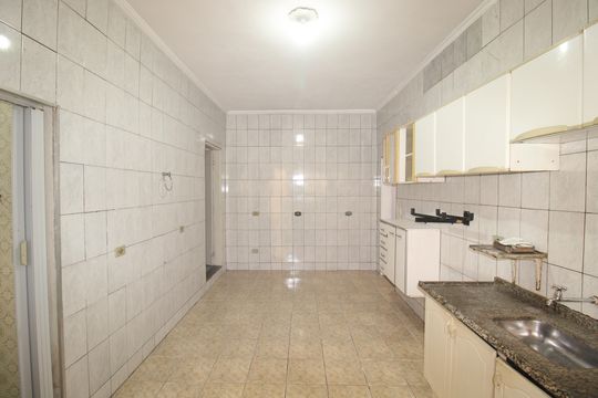Cozinha de casa para alugar com 2 quartos, 160m² em Vila Bandeirantes, São Paulo