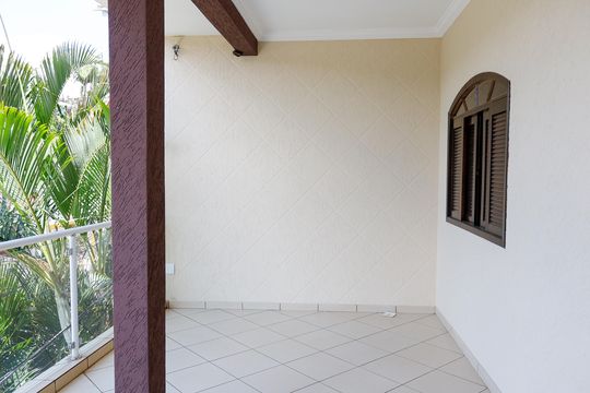 Sacada de casa para alugar com 3 quartos, 150m² em Três Montanhas, Osasco