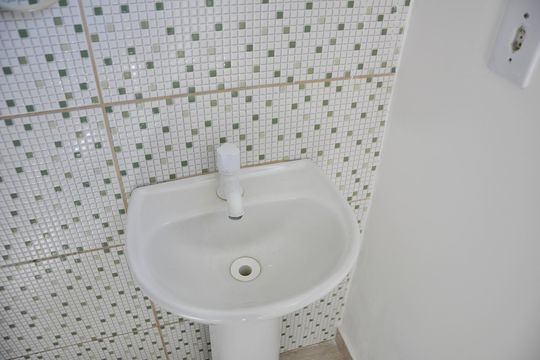 Detalhe - Banheiro Social de casa para alugar com 1 quarto, 65m² em Vila Mangalot, São Paulo