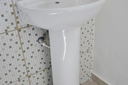 Detalhe - Banheiro Social de casa para alugar com 1 quarto, 65m² em Vila Mangalot, São Paulo
