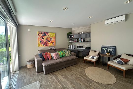 Sala de TV de casa de condomínio para alugar com 4 quartos, 472m² em Cidade Tamboré, Santana de Parnaíba