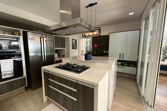 Cozinha de casa de condomínio para alugar com 4 quartos, 472m² em Cidade Tamboré, Santana de Parnaíba