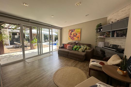 Sala de TV de casa de condomínio para alugar com 4 quartos, 472m² em Cidade Tamboré, Santana de Parnaíba