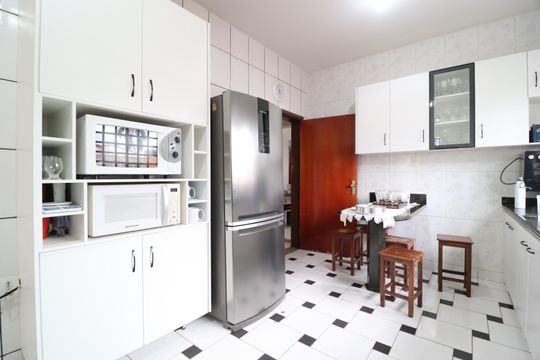 Cozinha de casa para alugar com 6 quartos, 285m² em Jardim Patricia, Uberlândia