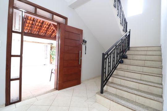 Escada de casa para alugar com 6 quartos, 285m² em Jardim Patricia, Uberlândia