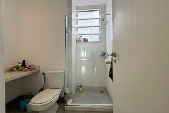 Banheiro social de apartamento à venda com 2 quartos, 124m² em Copacabana, Rio de Janeiro