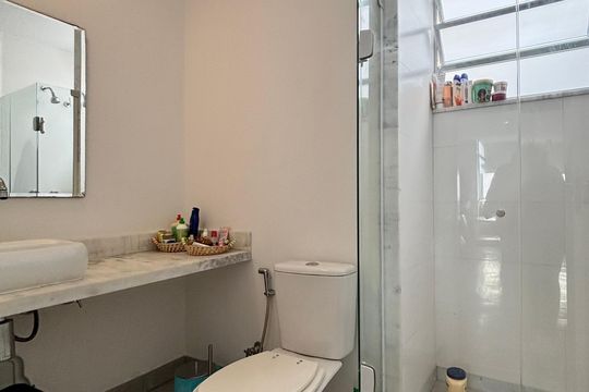 Banheiro social de apartamento à venda com 2 quartos, 124m² em Copacabana, Rio de Janeiro