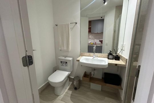 Banheiro de kitnet/studio para alugar com 1 quarto, 24m² em Brooklin, São Paulo