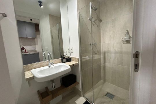 Banheiro de kitnet/studio para alugar com 1 quarto, 24m² em Brooklin, São Paulo