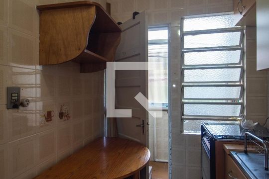 Cozinha de apartamento à venda com 2 quartos, 49m² em Cristal, Porto Alegre