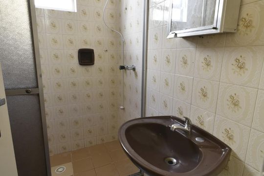 Banheiro  de apartamento à venda com 2 quartos, 57m² em Independência, Porto Alegre