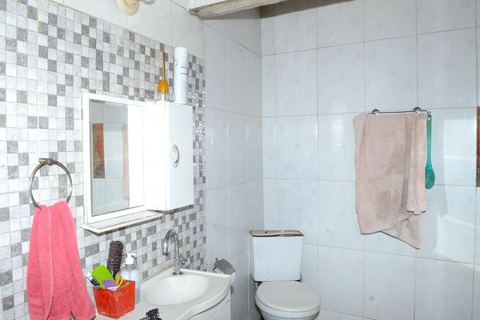 Banheiro de casa para alugar com 2 quartos, 100m² em Primeiro de Maio, Belo Horizonte