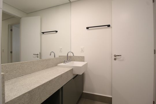 Banheiro de apartamento à venda com 1 quarto, 53m² em Indianópolis, São Paulo