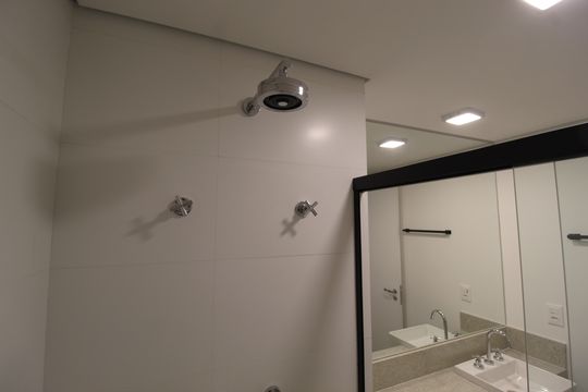 Banheiro de apartamento à venda com 1 quarto, 53m² em Indianópolis, São Paulo