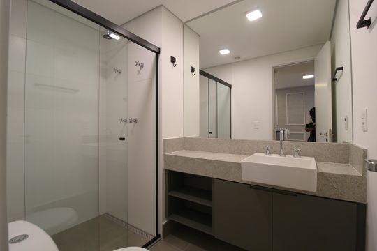 Banheiro de apartamento à venda com 1 quarto, 53m² em Indianópolis, São Paulo